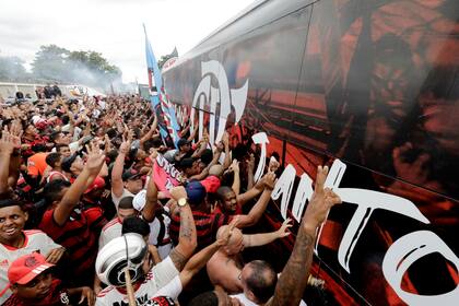 Los hinchas de Flamengo se abalanzan sobre el bus que llevó al plantel al aeropuerto Galeao, en Río de Janeiro