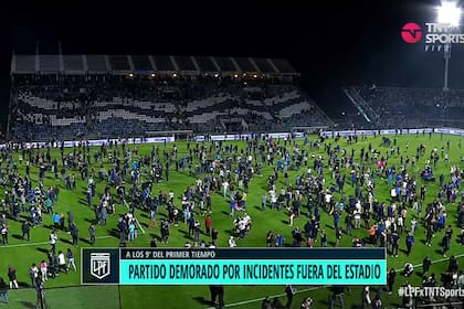 Los hinchas de Gimnasia, en el campo de juego para guarecerse de los gases lacrimógenos