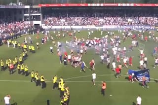 Invadieron la cancha para celebrar el ascenso a la Bundesliga de su equipo... que no ascendió