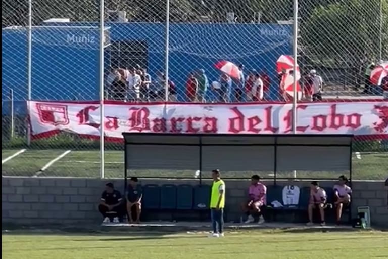 El club que fue goleado en un partido a puertas cerradas, pero sus hinchas fueron a alentar (y algo más) desde la estación del tren