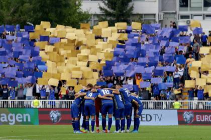 Los hinchas de Kosovo, a pleno en el Fadil Vokrri Stadium, en Pristina, durante las eliminatorias de la Euro 2020.