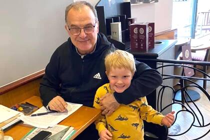 Los hinchas de Leeds se siguen sacando fotos cuando lo encuentran a Bielsa con sus anotaciones en los bares