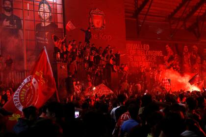 Los hinchas de Liverpool celebran la conquista de la Premier League en el ingreso de la tribuna más emblemática de Anfield: The Kop