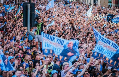 Los hinchas de Manchester City se congregaron en las calles para despedir a Pep Guardiola