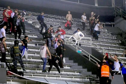Los hinchas de Peñarol y Quilmes, frente a frente