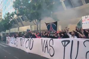 Los hinchas de PSG estallaron de furia y protestaron en la sede del club parisino