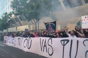 Los hinchas de PSG estallaron de furia y protestaron en la sede del club parisino