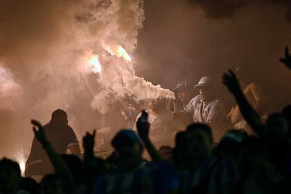 Los hinchas de Racing encendieron bengalas promediando el segundo tiempo y el encuentro se detuvo 10 minutos