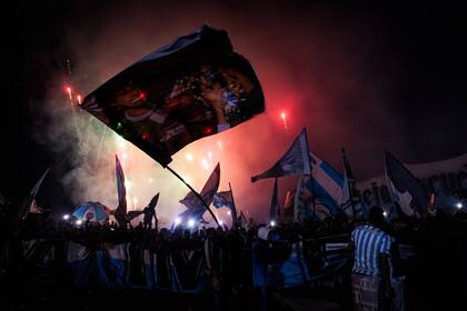 Los hinchas de Racing iluminaron el cielo de Pilar para alentar a los jugadores