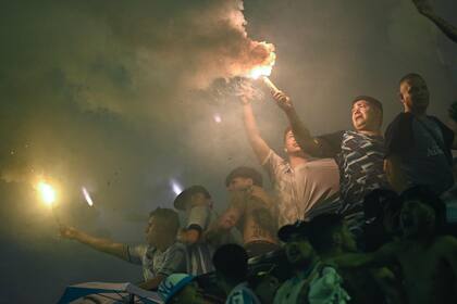 Los hinchas de Racing y las bengalas encendidas, en una escena que marcó una larga pausa obligada durante el segundo tiempo: cuando los testigos quieren protagonizar