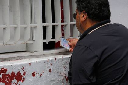 Los hinchas de River canjeando entradas en el Monumental
