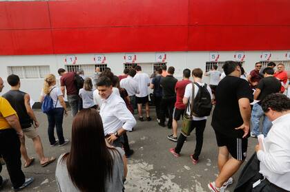 Los hinchas de River canjeando entradas en el Monumental