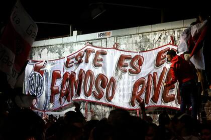 Los hinchas de River celebraron en el Monumental la clasificación a la final de la Copa Libertadores hasta la madrugada.
