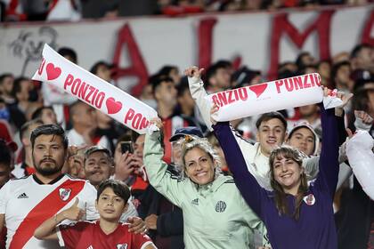 Los hinchas de River homenajearon a Leo Ponzio
