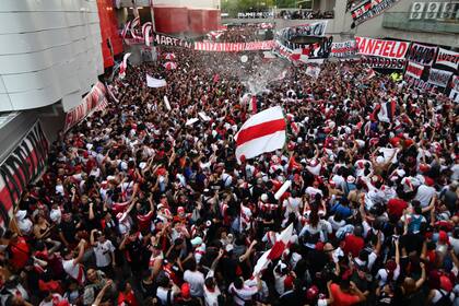 Los hinchas de River se acercaron al Monumental para alentar a los jugadores antes del compromiso clave por la Copa Libertadores
