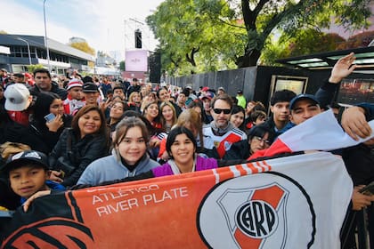 Los hinchas de River se acercaron desde temprano para la Inauguración de la estatua de Marcelo Gallardo