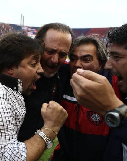 Caruso se abraza con su cuerpo técnico