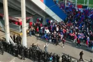 Así fue el brutal enfrentamiento entre los hinchas de San Lorenzo y la policía