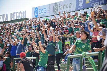 Los hinchas de Sarmiento volvieron a la cancha y festejaron por triplicado en Junín
