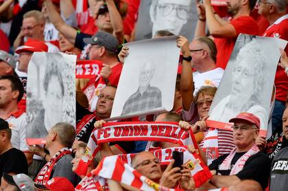 Los hinchas de Unión Berlin rinden homenaje a las personas que no pudieron ver al club en primera