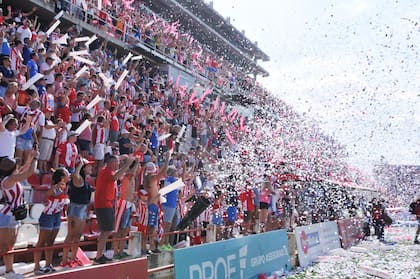 Los hinchas de Unión festejan el triunfo ante Colón en el clásico