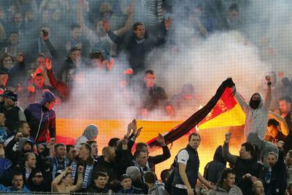 Los hinchas de Zenit quemaron una bandera alemana en Dortmund. Polémica en pleno conflicto entre Rusia y Europa.