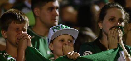 Los hinchas del Chapecoense rindieron tributo a los jugadores muertos, ayer, en el estadio Arena Condá, en Chapecó