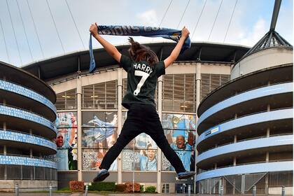 Los hinchas del conjunto celeste se acercaron a celebrar a la puerta del estadio