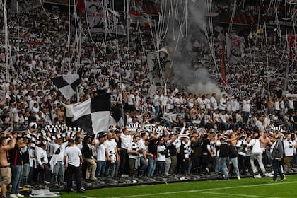 Los hinchas del Frankfurt, en las gateras, antes de invadir el campo de juego