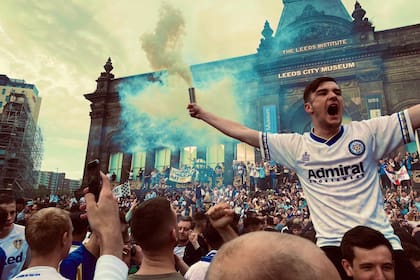 Los hinchas del Leeds y una imagen imponente del festejo por el título y el ascenso a la Premier League, a mediados de 2020, con Bielsa como estandarte