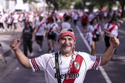 Los hinchas del Millonario llegan al estadio Monumental para vivir el Superclásico