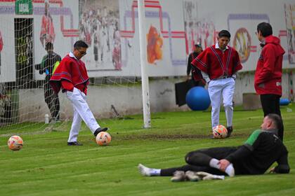 Los hinchas del Mushuc Runa Daniel Curillo y Angel Telenchana, durante una sesión de entrenamiento en Echaleche