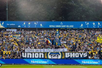 Los hinchas del Unión Saint-Gilloise, que se vanaglorian por jamás insultar al equipo rival