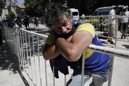 Los hinchas despiden con tristeza a Diego