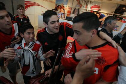 Los hinchas despidieron ayer a Funes Mori en Ezeiza
