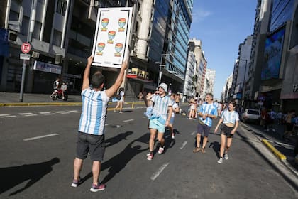 Los hinchas empiezan a retirarse de la zona del Obelisco.