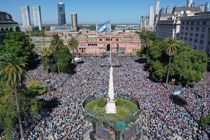 Los hinchas en Plaza de Mayo.