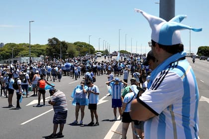 Los hinchas esperan el colectivo de la Selección en autopista Illia en el empalme al Paseo del Bajo