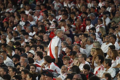 Los hinchas fueron de la perplejidad a los insultos; algunos se fueron antes del final del partido