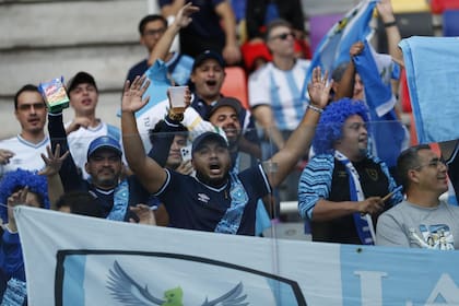 Los hinchas guatemaltecos realizaron un viaje de dos días hasta Santiago del Estero para ver a su país en apenas su segunda Copa del Mundo en cualquier categoría etaria