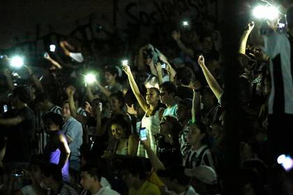 Los hinchas iluminaron la noche con sus celulares