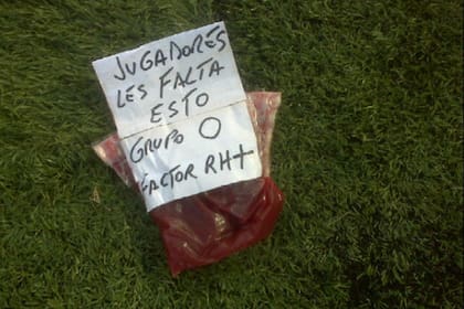 Los hinchas lo arrojaron tras la caída 3-0