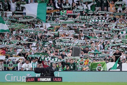 Los hinchas muestran sus típicas bufandas extendidas, una tradición en el fútbol de España