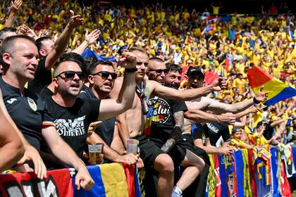 Los hinchas rumanos se burlaron cantando "¡Putin! ¡Putin! en el partido frente a Ucrania, cuyos futbolistas salieron a la cancha envueltos en banderas nacionales