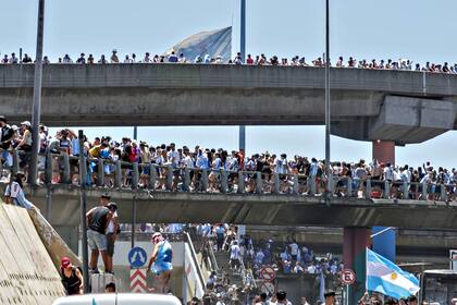 Los hinchas sobre la Autopista 25 de Mayo a la altura de Bernardo de Irigoyen