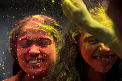 Los hindúes arrojan polvos de colores y rocían agua en las celebraciones masivas de Holi