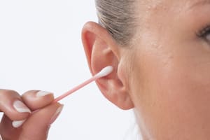 Un médico explicó por qué no recomienda usar hisopos para limpiar los oídos