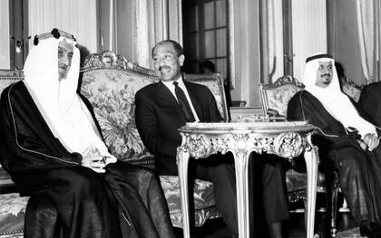 Los historiadores creen que el rey Fáisal de Arabia Saudita y el presidente egipcio Anwar el-Sadat acordaron el embargo como represalia a Estados Unidos por su apoyo a Israel