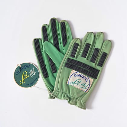 Los históricos guantes del Pato Fillol, en su versión para niños