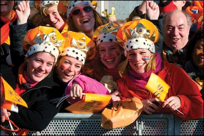 Los holandeses conocieron a Máxima en marzo de 2001, cuando el príncipe heredero anunció su compromiso por televisión, y la amaron enseguida por su espontaneidad y su estilo cercano. Ese cariño desató la Maximanía: antes de la boda, el merchadising con su rostro y su imagen era furor en todo el país.